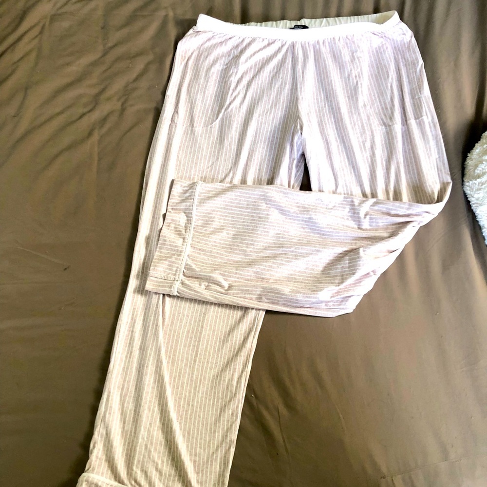 Vera Wang neutral pinstriped loungewear